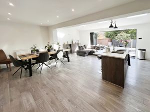 Open Plan Kitchen Diner & Family Area- click for photo gallery